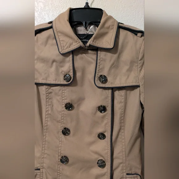 Banana Republic Classic Tan Double-Breasted Women's Trench Coat - Picture 3 of 10